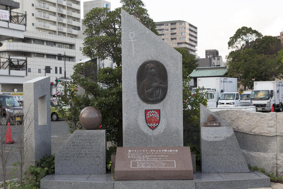 フランシスコ・ザビエル来日450年を記念して建てられた山口県下関市のザビエル上陸記念碑（写真：アフロ）