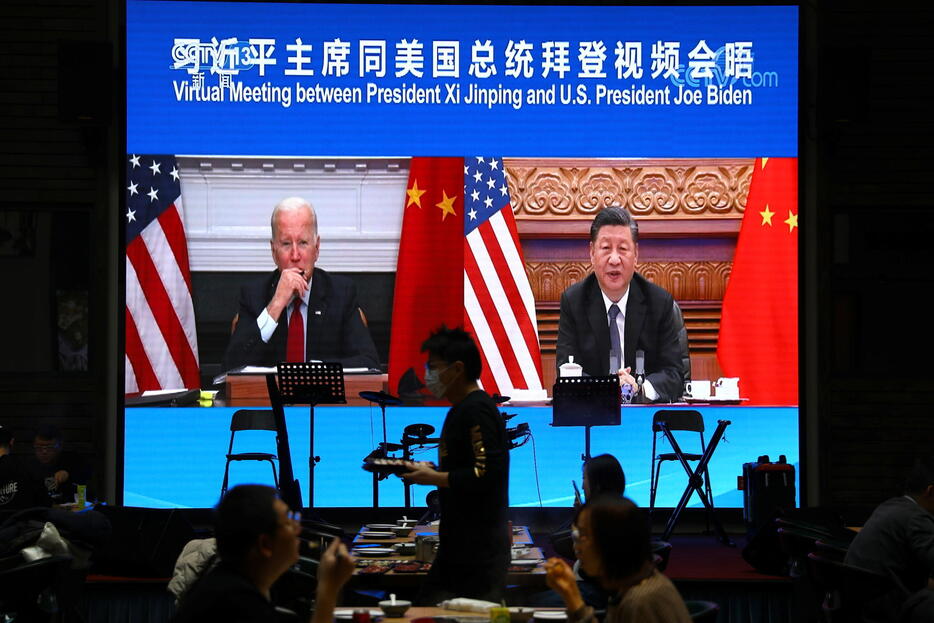 オンラインで会談したアメリカのジョー・バイデン大統領と中国の習近平国家主席（写真：ロイター/アフロ）