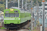奈良線の六地蔵駅に進入する103系NS407編成（2018年4月6日、柴田東吾撮影）。
