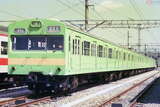 前面に黄帯を巻いていたころの奈良電車区103系。写真はクハ103-196以下6連で、先頭車は前照灯2灯の「ブタ鼻」（1986年、伊藤真悟撮影）。