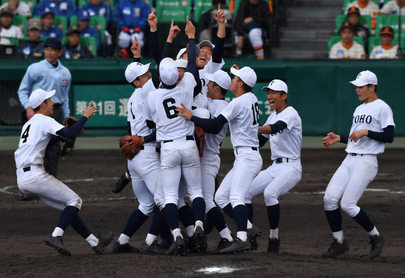 【習志野－東邦】優勝を決め喜び合う東邦の選手たち＝阪神甲子園球場で2019年4月3日、山田尚弘撮影