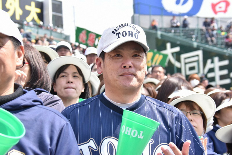 三塁側アルプス席で東邦ナインを応援する石川昂弥投手の父尋貴さん（中央）＝兵庫県西宮市の阪神甲子園球場で2019年4月3日、高井瞳撮影