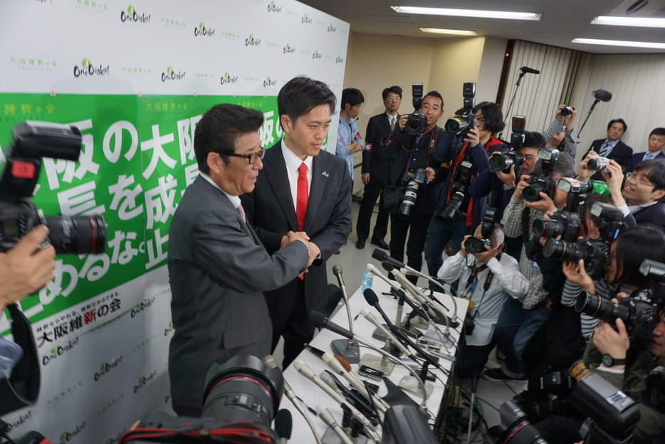 　大阪府知事・市長選の「ダブル選」は7日投開票され、府知事選は前大阪市長、吉村洋文氏（43）が、市長選では前府知事の松井一郎氏（55）が当選確実となった。