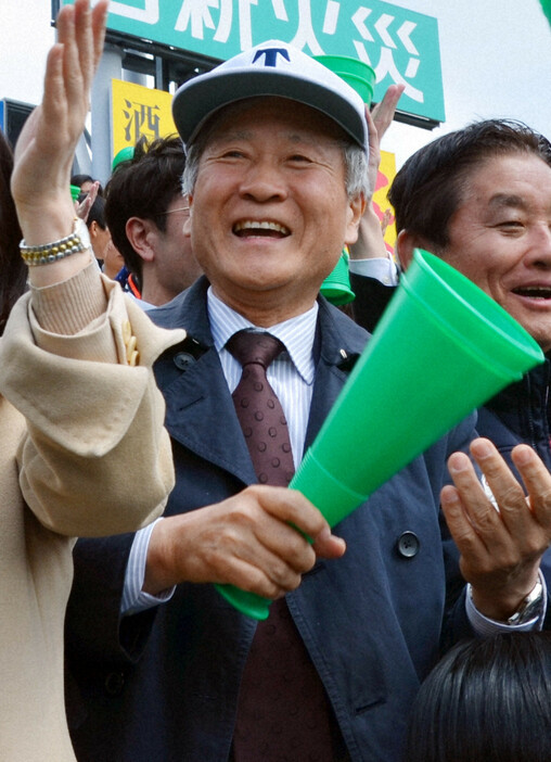 アルプススタンドから東邦を応援する榊直樹理事長＝兵庫県西宮市の阪神甲子園球場で2019年4月3日、川瀬慎一朗撮影