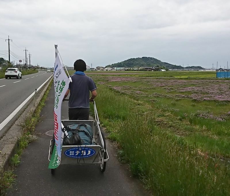 ［写真］29日、これまでの地球2周旅と同じようにリヤカーをひいて歩く吉田さん（提供：小学館クリエイティブ）