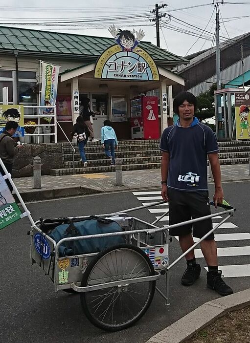 ［写真］リヤカーで地元を旅する吉田正仁さん。このリヤカーはこれまで旅で使ってきたものだ＝29日、鳥取県北栄町で（提供：小学館クリエイティブ）