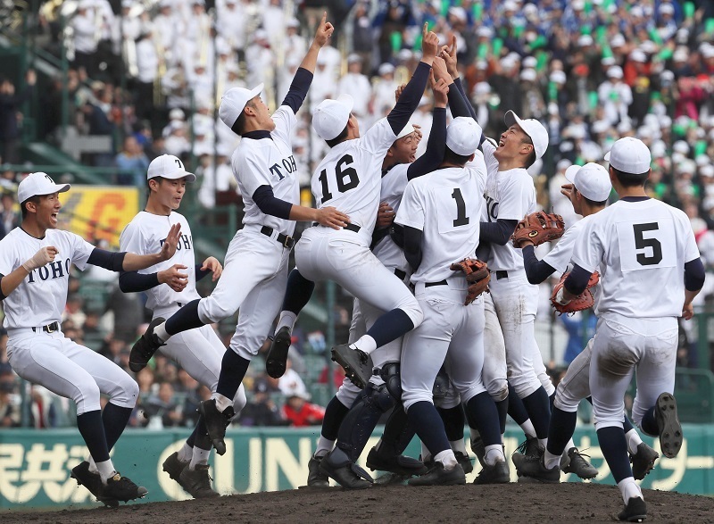 習志野を降して優勝し、喜び合う東邦の選手たち＝阪神甲子園球場で2019年4月3日、幾島健太郎撮影