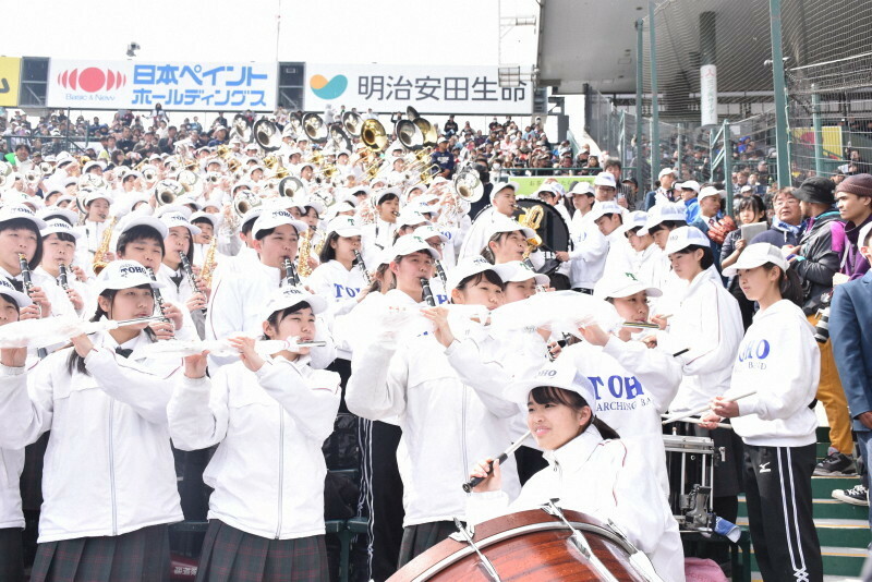 準決勝のアルプス席で演奏する東邦のマーチングバンド部員ら＝阪神甲子園球場で2019年4月2日、砂押健太撮影