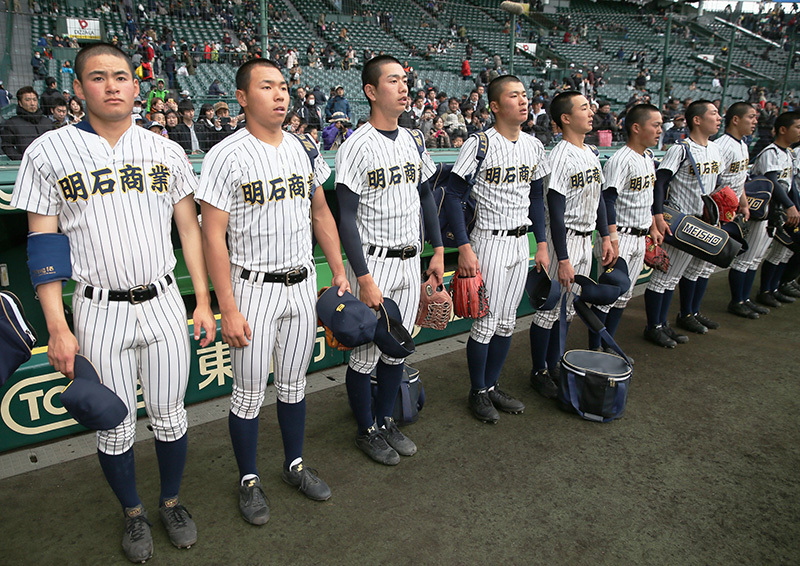 東邦に敗れ、ベンチ前に整列する明石商の選手たち＝阪神甲子園球場で、玉城達郎撮影