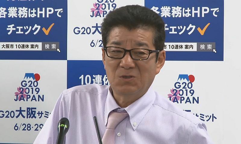 ［写真］定例会見を行う大阪市の松井一郎市長＝25日午後、大阪市役所で