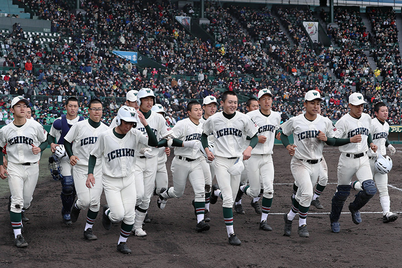 習志野に敗れ、スタンドへあいさつに向かう市和歌山の選手たち＝阪神甲子園球場で、幾島健太郎撮影