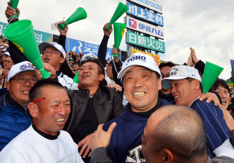 平成最後の優勝を決め、喜び合う平成元年の優勝メンバーら＝兵庫県西宮市の阪神甲子園球場で2019年4月3日、川瀬慎一朗撮影