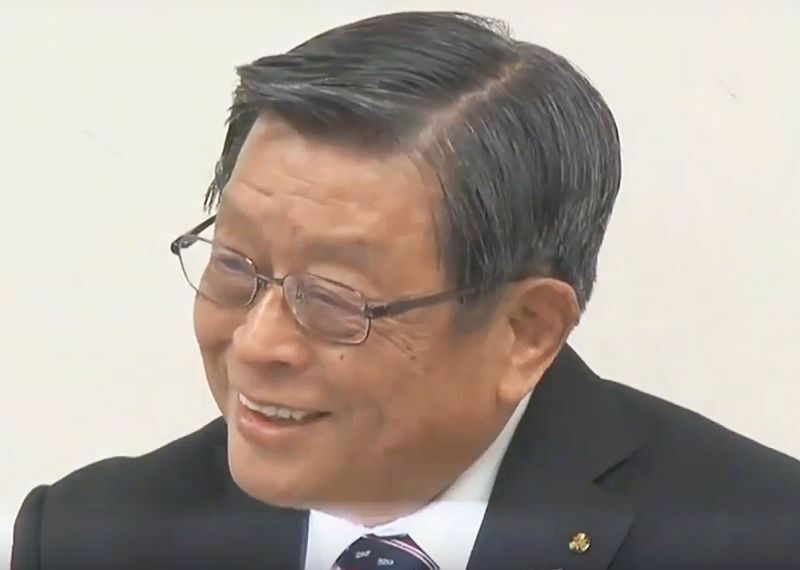 ［写真］「もうゆっくりしたいです」と言った後、笑みを浮かべる竹山市長