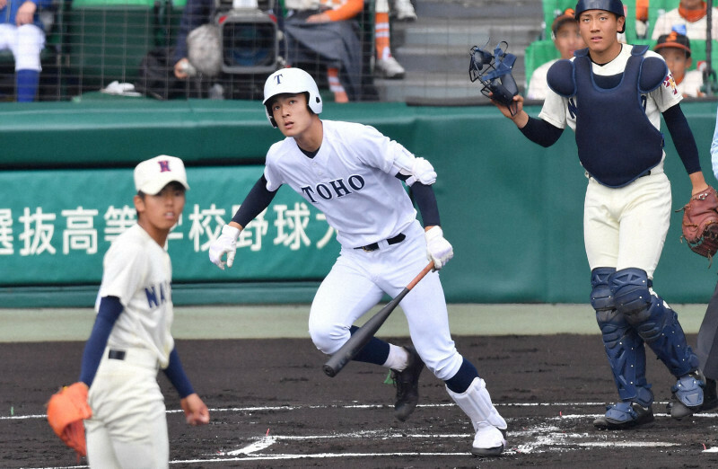 【習志野－東邦】一回裏東邦1死一塁、石川が中越え2点本塁打を放つ（投手・山内、捕手・兼子）＝阪神甲子園球場で2019年4月3日、山田尚弘撮影