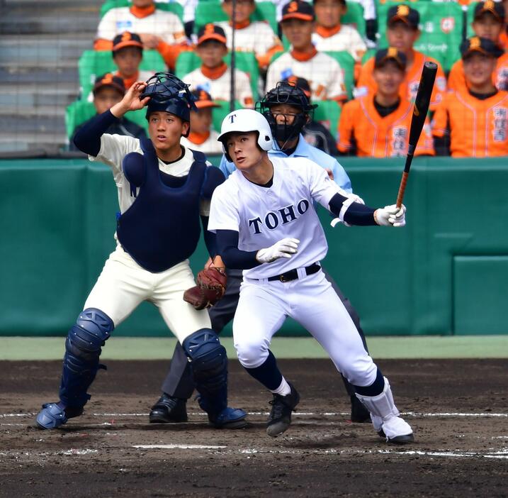 東邦の石川は決勝で2本塁打＆完封のワンマンショーを演じた（写真・日刊スポーツ／アフロ）