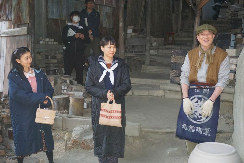 ［写真］大島優子（左）は撮影初日。戸田恵梨香は2日目だという。ドラマの撮影は2日から始まったそうだ