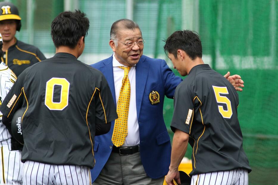 習志野OBの阪神・掛布SEAも初の決勝進出に「最高だね」（写真・黒田史夫）