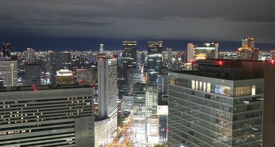 ［写真］大阪市北区から、なんば方面を望む＝30日午後8時ごろ、大阪市北区で