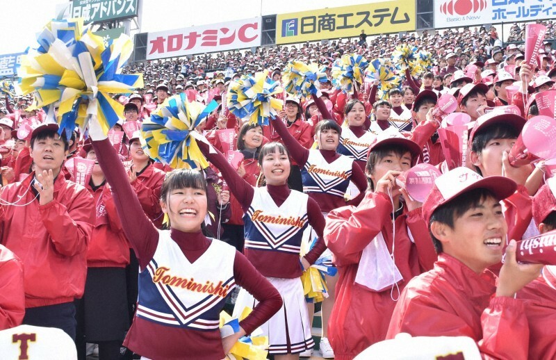 最優秀応援団賞に輝いた富岡西のアルプス席＝阪神甲子園球場で2019年3月26日、金子昇太撮影