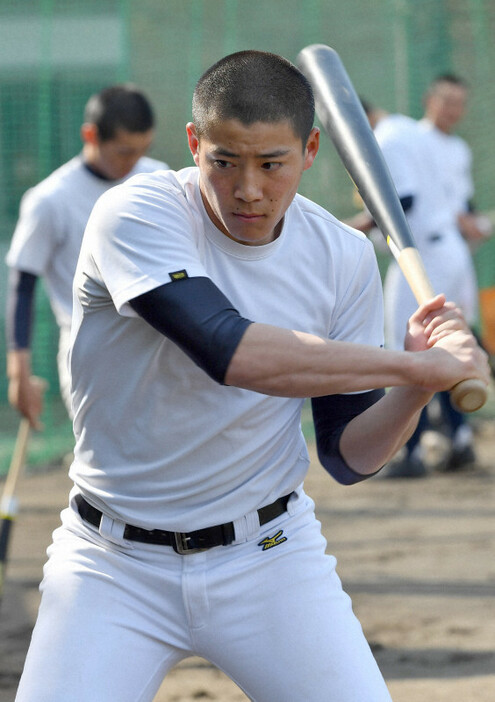 トスバッティングで調整する明石商の来田＝兵庫県明石市で2019年4月1日、山田尚弘撮影