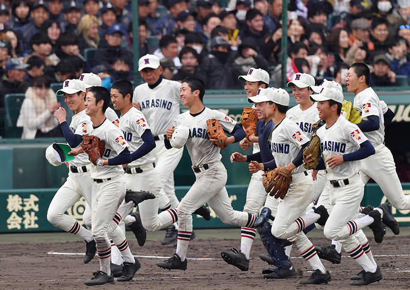 決勝進出を決め、笑顔でスタンドに向かう習志野の選手たち＝阪神甲子園球場で、山田尚弘撮影