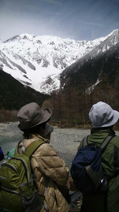 [写真]まだ厳しい冬山の表情を見せる穂高連峰