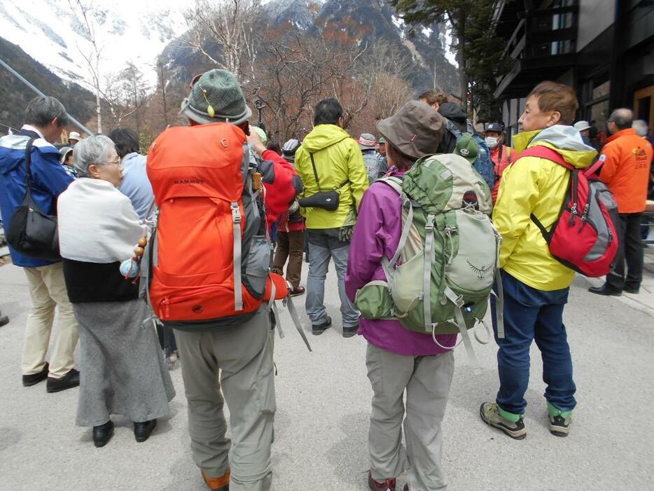 [写真]登山姿で開山祭に参加