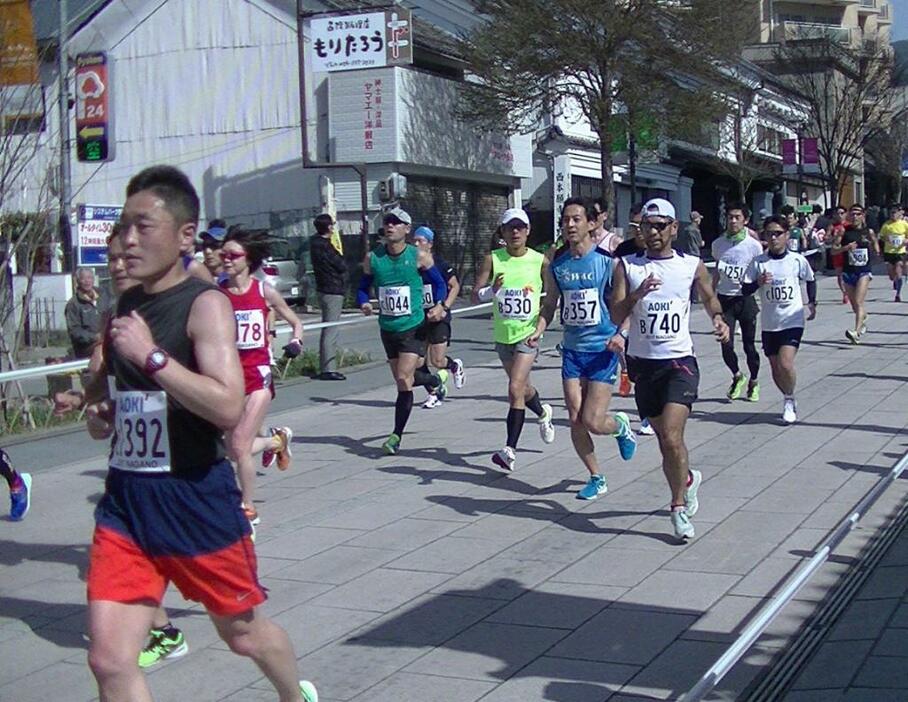 [写真]元気に走る長野マラソン大会の参加者（16日・長野市中央通り）