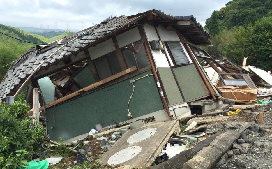 [写真]地震で倒壊した建物から家財や位牌を取り出したいという要望は今も多いという（写真はすべてレスキューストックヤード提供）