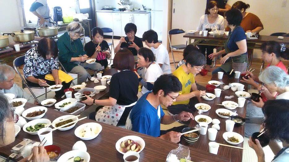 [写真]愛知県から御船町へ送った味噌汁椀と箸のセットで食事を楽しんでもらう「あったか味噌汁プロジェクト」の様子