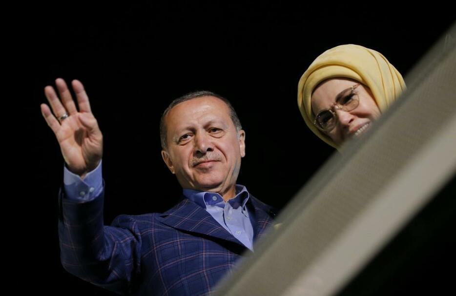 [写真]トルコ国民投票で勝利宣言するエルドアン大統領（ロイター/アフロ）