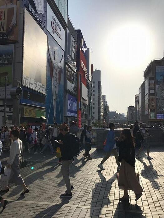 [写真]日が照りつける大阪市内。半そで、短パン姿や日傘をさす人も多くみられた=30日午後4時半ごろ、大阪市中央区で