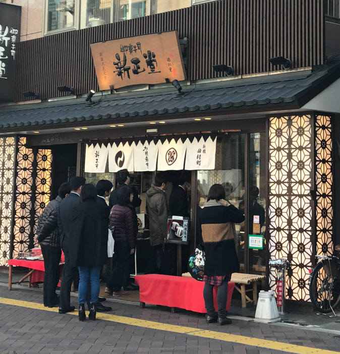 新正堂の店頭。平日だというのに列ができていた（撮影：たなかみえ）