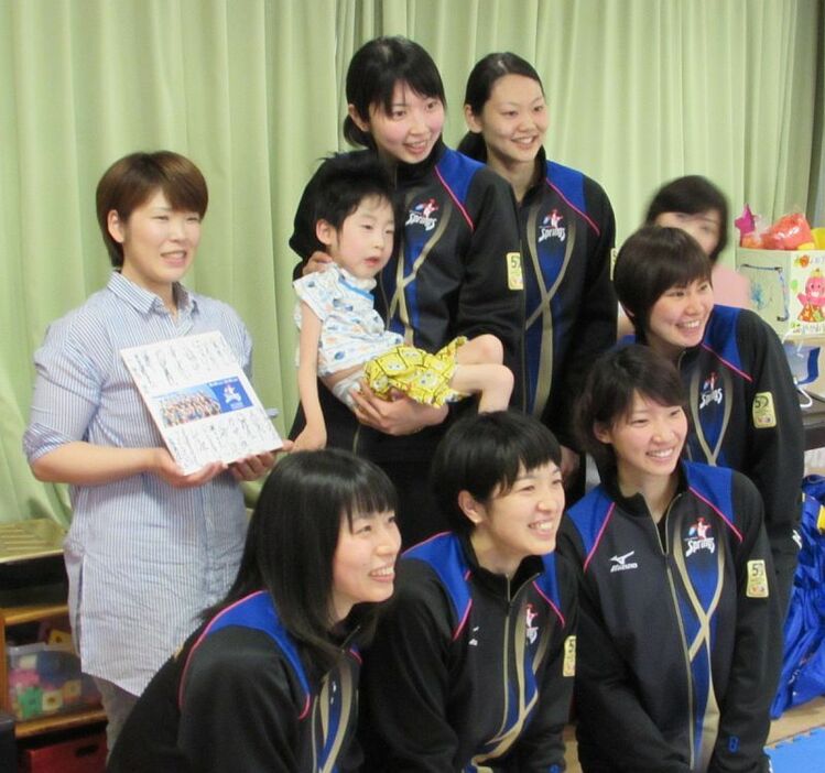 [写真]抱っこしてとリクエストされた岩坂名奈選手