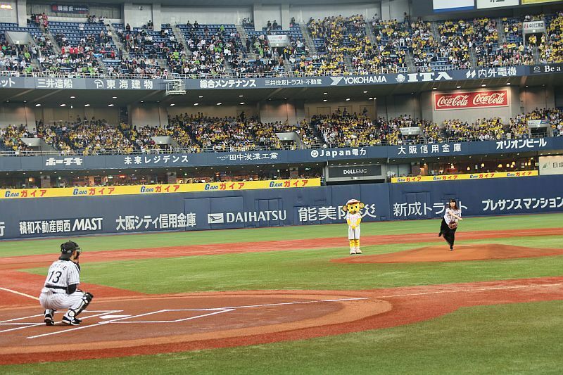 [写真]阪神タイガースホーム開幕戦のファーストピッチに挑む矢井田瞳（右）（事務所提供）