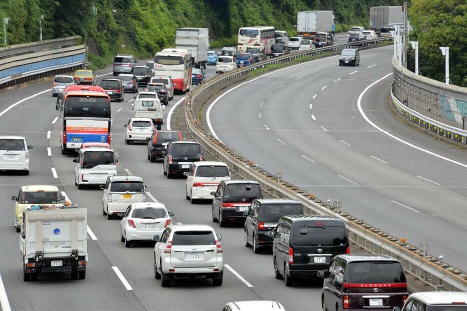 [資料写真]高速道の渋滞は下り線は3、4日がピークの予想（つのだよしお/アフロ）