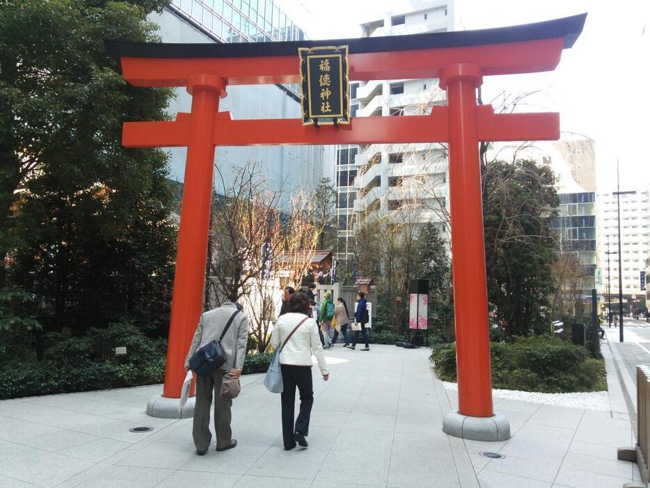 日本橋室町鎮座の福徳神社。地下鉄半蔵門線・銀座線三越駅A6出口すぐ（著者提供）