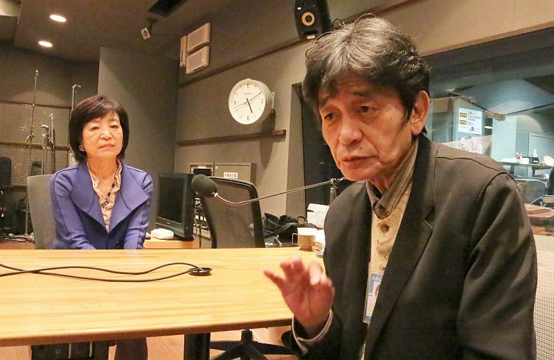 [写真]追悼番組収録後、インタビューに答える小林大作さん（右）と桶村久美子さん