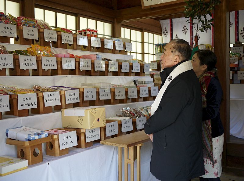 [写真]全国各地の菓子メーカーなどから商売繁盛を祈願して菓子が奉納された=2日午前、和歌山県海南市の橘本神社で