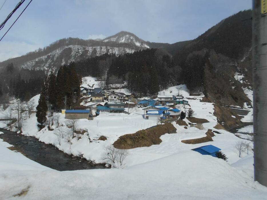 [写真]発電所のある長野市鬼無里（きなさ）地区は春先まで電力源となる雪の中（3月24日）