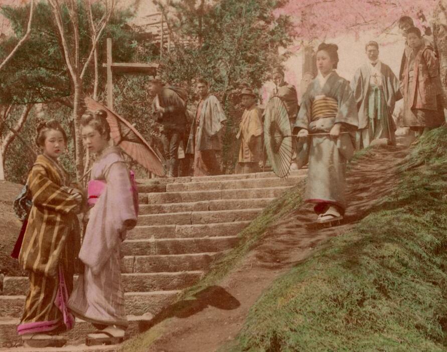 明治時代の「上野公園の花見」写真・人物部分のアップ（筆者所蔵）