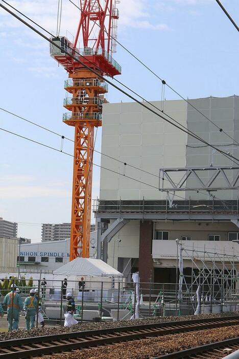 [写真]事故現場となったマンションも上層階部分が取り壊されている=25日午前9時半ごろ、兵庫県尼崎市で