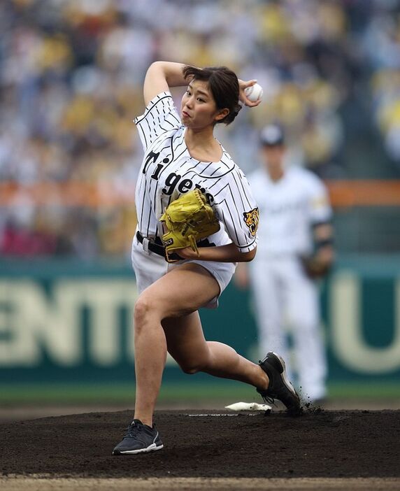 [写真]力強い投球をみせた稲村亜美（MBS毎日放送提供）