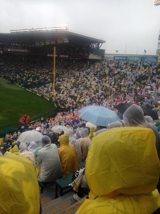 伝統の一戦をファンは雨具をはおって応援したが3回途中で雨天中止となった。