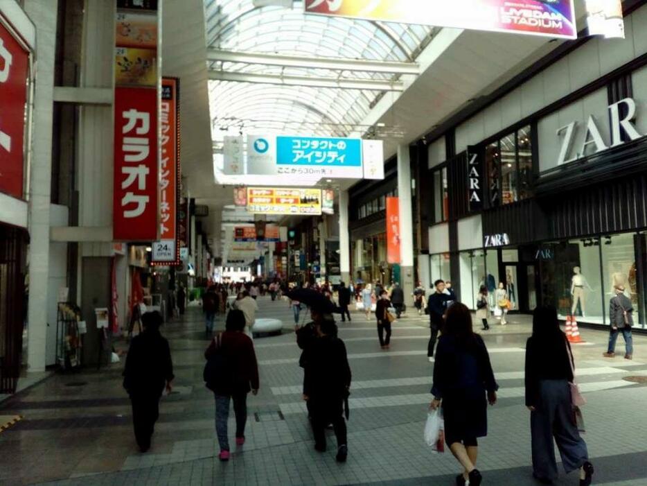 [写真]熊本地震から1年。熊本市の中心市街地にはにぎわいが戻る（4月14日撮影）