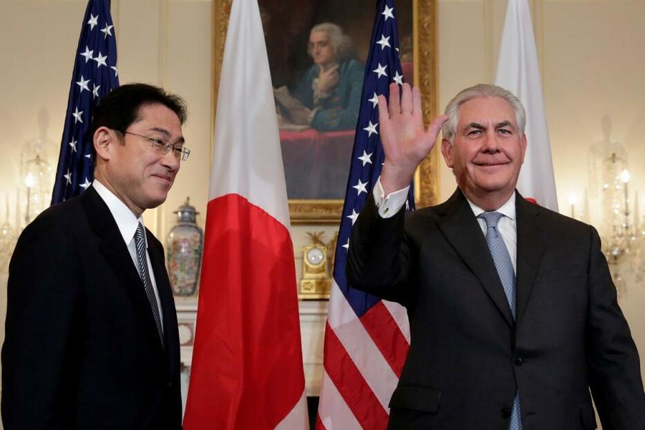 [写真]岸田外相との初会談で対北朝鮮政策は失敗だったと述べたティラーソン米国務長官 （右）（ロイター/アフロ）