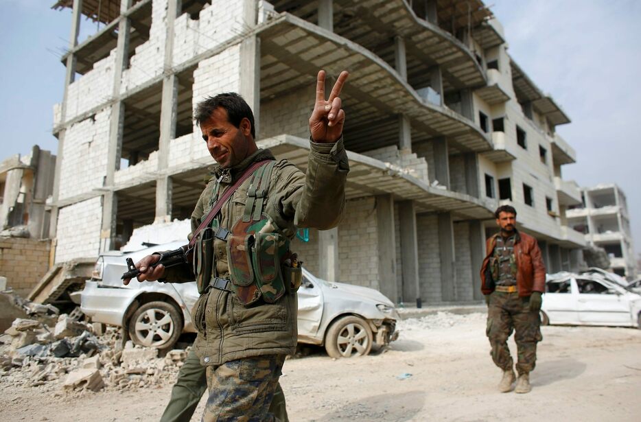 クルド人民兵組織の兵士＝1月28日、シリア北部の街アインアルアラブ、クルド名コバニ（ロイター/アフロ）