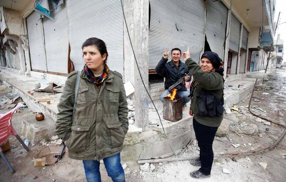 クルド人民兵組織の兵士＝1月28日、シリア北部の街アインアルアラブ、クルド名コバニ（ロイター/アフロ）