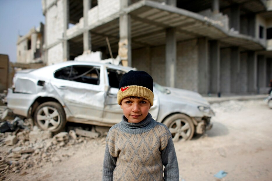 クルド人の少年＝1月28日、シリア北部の街アインアルアラブ、クルド名コバニ（ロイター/アフロ）
