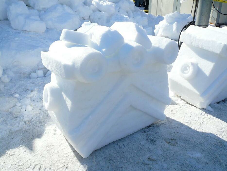 [写真]解体ツアーではこのように雪像の細部も確認できる＝12日午前、札幌市内